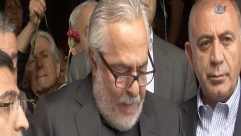 Beyoğlu'nda sanatçılar, tarihi binanın kiralanmasına karşı eylem yaptı