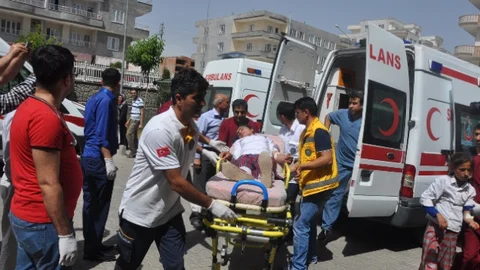 Adıyaman'da öğrenci servisi devrildi, 2'si ağır 16 öğrenci yaralandı