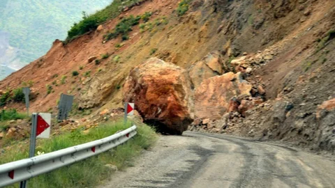 Siirt'te heyelan nedeniyle büyük bir kaya parçası yola düştü