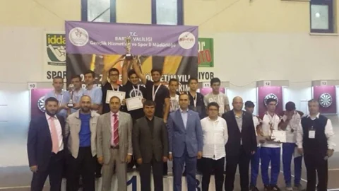 Mersin'deki Yusuf Kalkavan Anadolu Lisesi dartta zafer kazandı