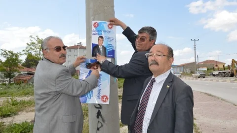 Seyitgazi'de DP Adayları Afiş Asıyor