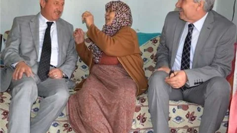 Kütahya'da Vali Şerif Yılmaz, 86 yaşındaki Münevver Zeybek’i evinde ziyaret etti.