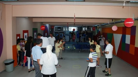 Bursa'nın Mudanya ilçesinde Coca-Cola'nın "3.2.1 Başla!" programı kapsamında yeni spor salonu açıldı.