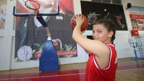 İzmir'de geleceğin sporcuları Bayraklı'da yetişiyor