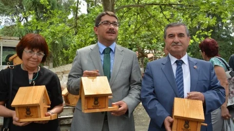 Şehzadeler'de kuşlar için ahşap yuvalar yapıldı