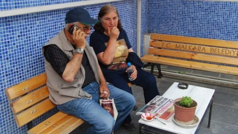 Tekirdağ'da dolandırıcının oyununu bozan emekli öğretmen, 16 bin lira kaybını önledi.