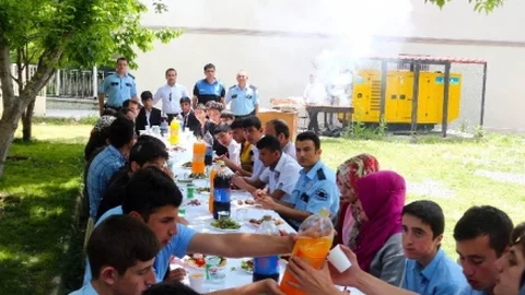 Konya'da öğrenciler ve polisler bir araya geldi