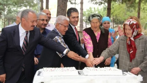 Adana'da huzurevi sakinlerine özel doğum günü partisi düzenlendi