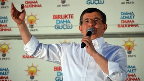 Başbakan Davutoğlu, Türkiye'yi MİT TIR'ları üzerinden dünyaya şikayet etmenin muhalefete düştüğünü söyledi.