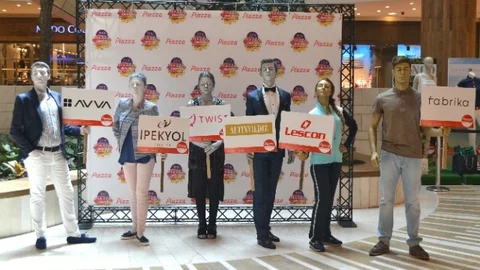 Kahramanmaraş'ta canlı heykeller modanın tanıtımını yaptı