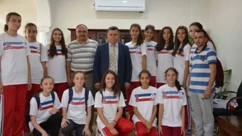 Aydın'da Küçük Bayan Voleybol Takımı Türkiye finallerine katılmayı başardı