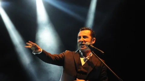 Mustafakemalpaşa'da Ferhat Göçer hayranlarıyla buluştu