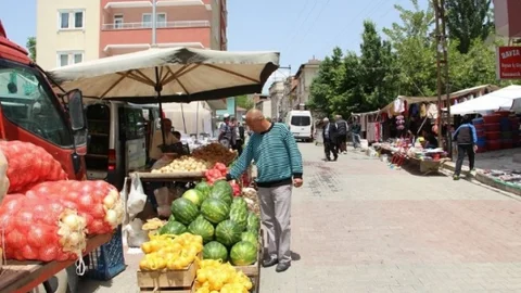 Oltu'da halk pazarı Kale Meydanı'ndan Şendurak Caddesi'ne taşındı.