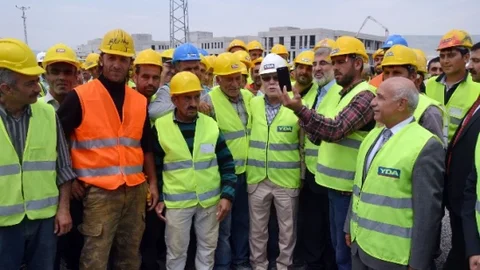 Kayseri'de Bakan Yıldız hastane inşaatında işçilerle bir araya geldi