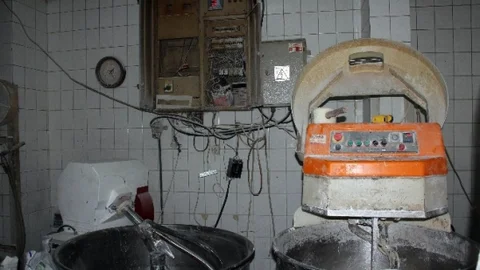 Adana'da fırında çalışan 17 yaşındaki Suriyeli genç elektrik akımına kapılarak yaşamını yitirdi.