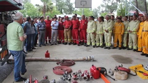 Adana'da yangın söndürme işçilerine uygulamalı eğitim veriliyor