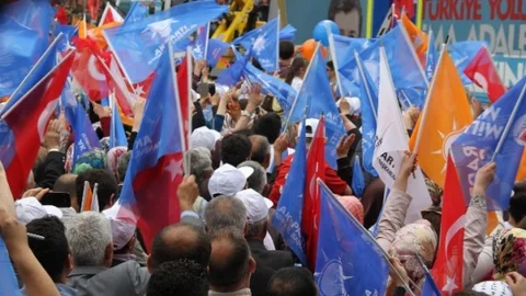 Ahmet Davutoğlu, muhalefet partilerini eleştirerek, "Zaferimiz daha büyük olacak. Hepsine dersini verip karnelerini veririz" dedi.
