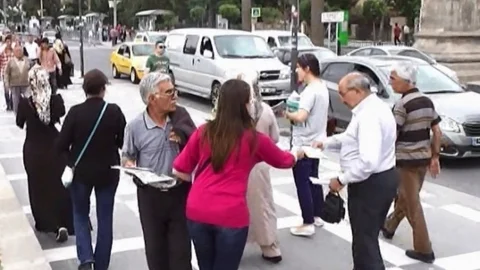 Şanlıurfa'da AK Kadınlar, cadde ve sokaklarda vatandaşlara gazete ve kitap dağıttı.