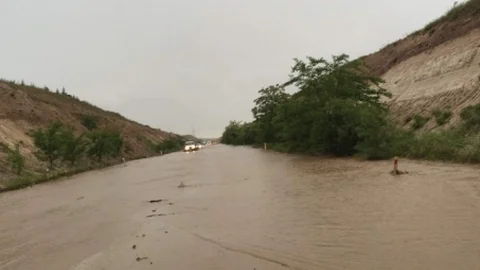 Eskişehir'de Seyitgazi'de yoğun yağış nedeniyle yol kapandı