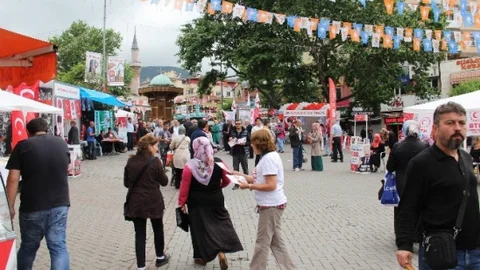 Bursa'da 6 siyasi parti, Şehreküstü Meydanı'nda yan yana stant açarak seçim öncesi kardeşlik mesajı verdi.