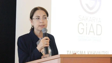 Aile ve Sosyal Politikalar Bakanı İslam, Sakarya'da iş adamları ile bir araya gelerek ekonominin büyümesi için istikrarın önemine değindi.