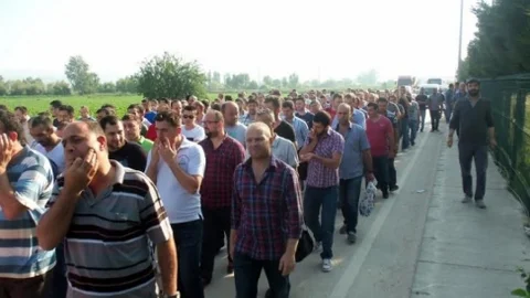 Bursa'da Şişecam işçileri işverenin baskılarına karşı yürüdü