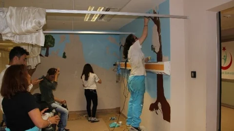 Zonguldak'ta çocuklar için hastanede masal kahramanları çizildi