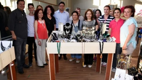 İzmir'de Aliağa Sanat Evi'nin yıl sonu sergisi açıldı