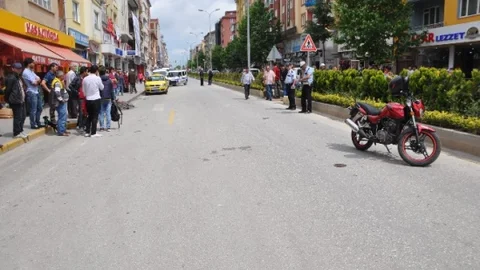 Bozüyük'te motosikletin yayaya çarpması sonucu 2 kişi yaralandı