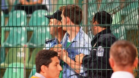 Bursaspor taraftarları Galatasaray bölümüne girdi