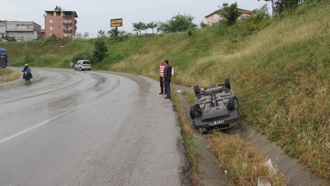 Samsun'da otomobil su kanalına devrildi, 1 kişi yaralandı.