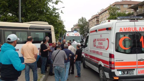 Kartal'da minibüs sürücüsü yolcu dolu aracıyla iki kişinin üzerine sürdü.