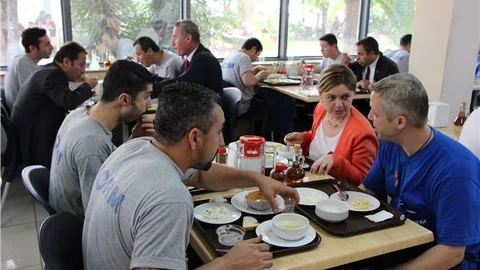 CHP İzmir milletvekili adayları, Atatürk Organize Sanayi Bölgesi'nde sanayicilerle bir araya geldi.