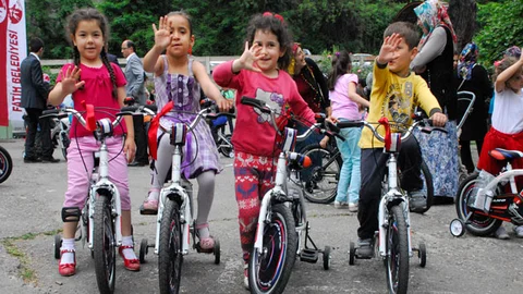 Zonguldak'ta madenci çocuklarına bisiklet dağıtıldı