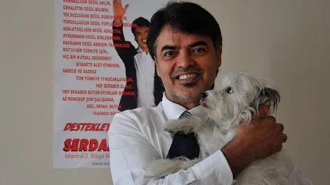İstanbul'da bağımsız milletvekili adayı Biricik, maaşların asgari ücretle eşitlenmesini savundu.