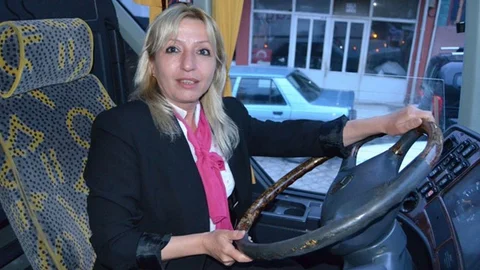 Manisa'da seçim çalışması yapan AK Parti adayı Şule Tunalı, Selendi'de otobüsün direksiyonuna geçti.