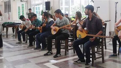 Diyarbakır'da bağlama kursu mezuniyet töreni yapıldı