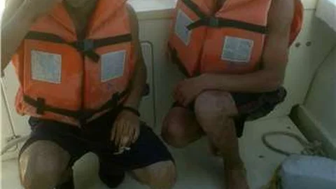 Bitlis'te Van Gölü'nde mahsur kalan iki kişi jandarma tarafından kurtarıldı.