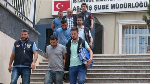 İstanbul'da çalıntı otomobillerin satıldığı çeteye operasyon düzenlendi.