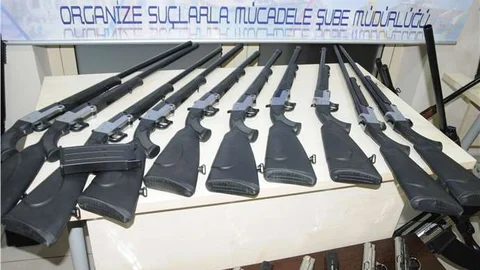 İzmir'de silah kaçakçılığı yapan iki kişi gözaltına alındı.
