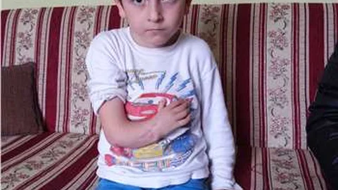 Bursa'da baba Selami Şen, doğuştan dirsek kemiği bulunmayan oğlunun tedavi masrafları için iş arıyor.