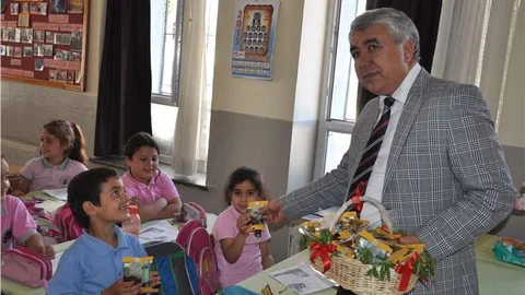 Aydın'da öğrencilere kuru üzüm dağıtımı yapılıyor
