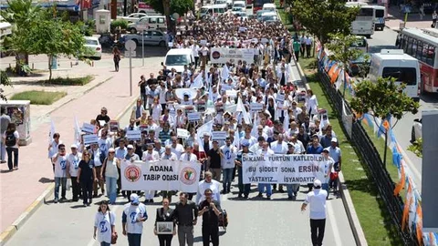 Adana'da Hekimlere Yönelik Protesto