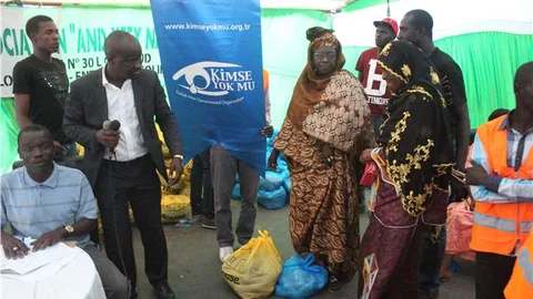 Dakar'da Gıda ve Giysi Yardımı Yapıldı