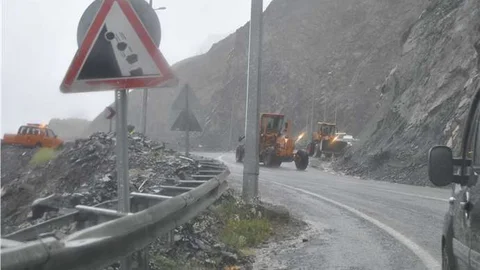Hakkari'de sağanak yağış heyelana yol açtı