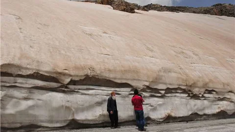 Bahçesaray'da Haziran ayında kar manzarası
