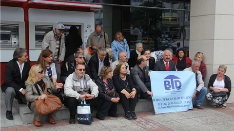 Bursa'da Tüketiciler Ziraat Bankası'na Eylem Düzenledi
