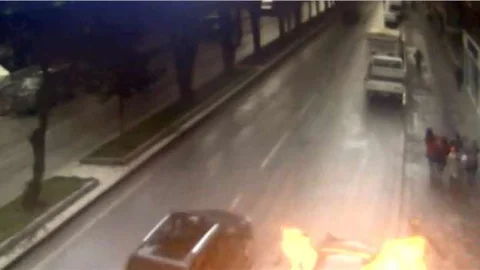 Bitlis'te araç patladı, sürücüsü canını zor kurtardı