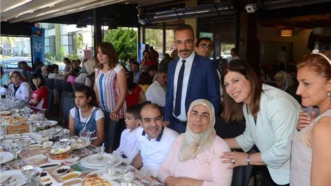 Adana'da engelli çocuklar ve aileleri, Mavi Çocuk Utku Umut Işığı Derneği tarafından düzenlenen kahvaltıda bir araya geldi.