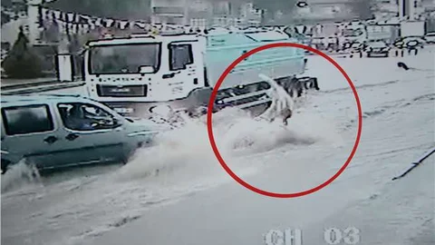 Ankara'da sel sularına kapılanları kurtarmaya çalışan bir vatandaş, büyük tehlike atlattı